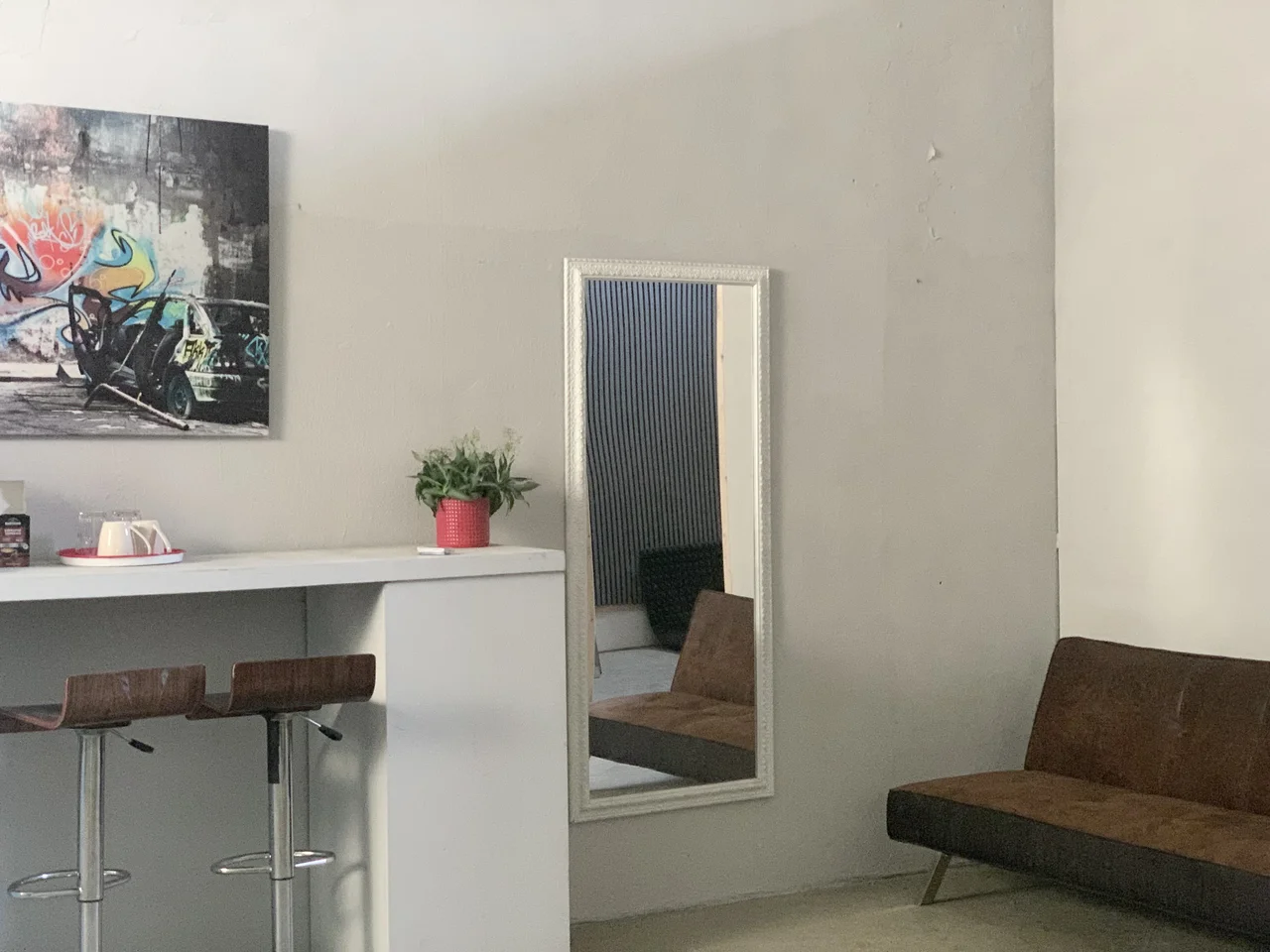 Relax Raum zu entspannen, Barhocker, Spiegel, Kunstwerk und Sitzmöbel
