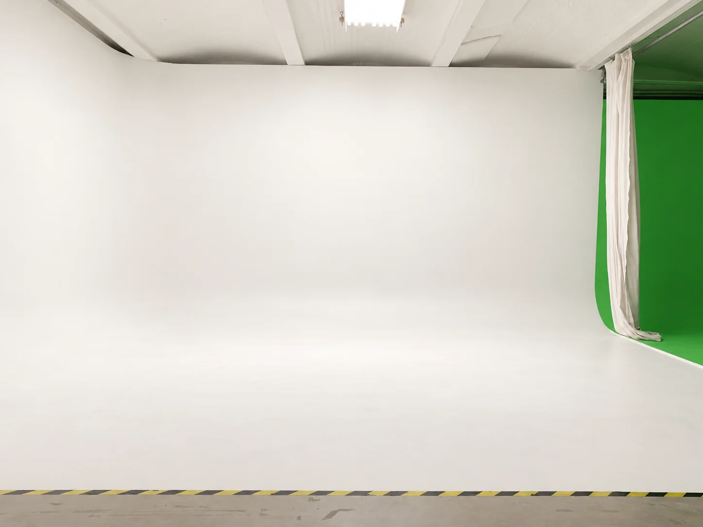 Baustelle mit Rigipsplatten, mit Werkzeugen für weiße Hohlkehle in Fotostudio.